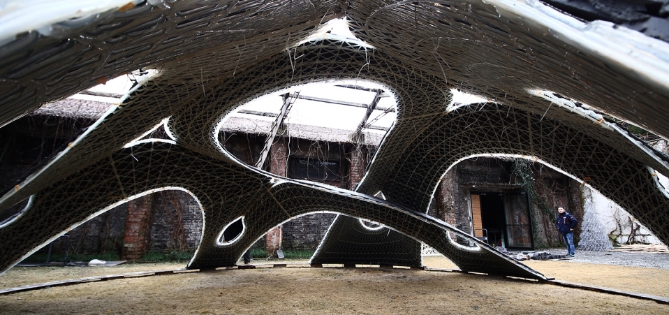 Tile-vault construction on bending-actuated robotically 3D-printed formwork