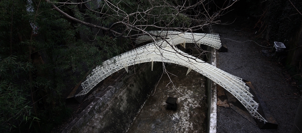 High-performance corrugated concrete shell construction on bending-actuated robotically 3D-printed formworks